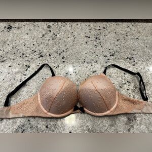 Victoria’s Secret bombshell 34B